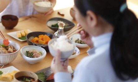 ご飯を食べる女性