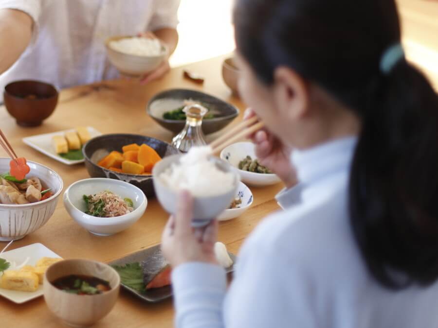 ご飯を食べる女性