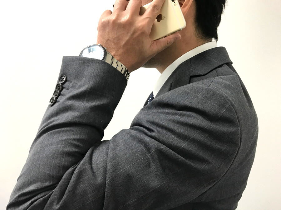 電話をかける男性